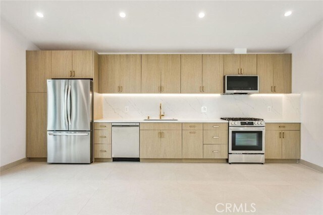 Foto del edificio - 5443 Simpson Ave