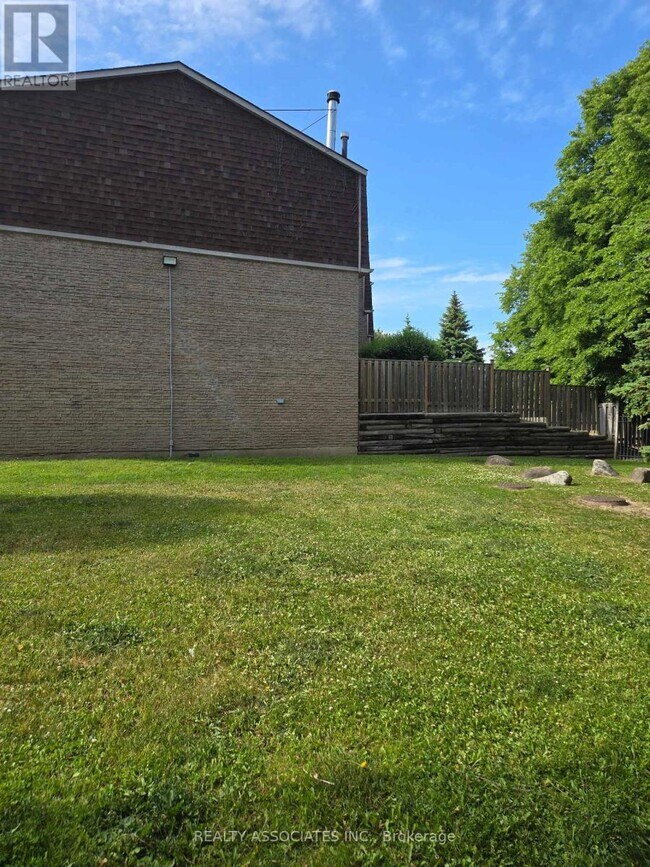 Building Photo - 2-32 Stonehill Ct