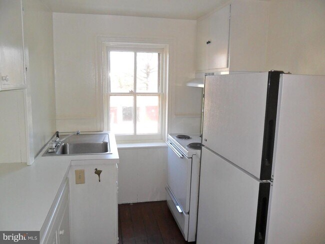 Building Photo - 423 Delaware St