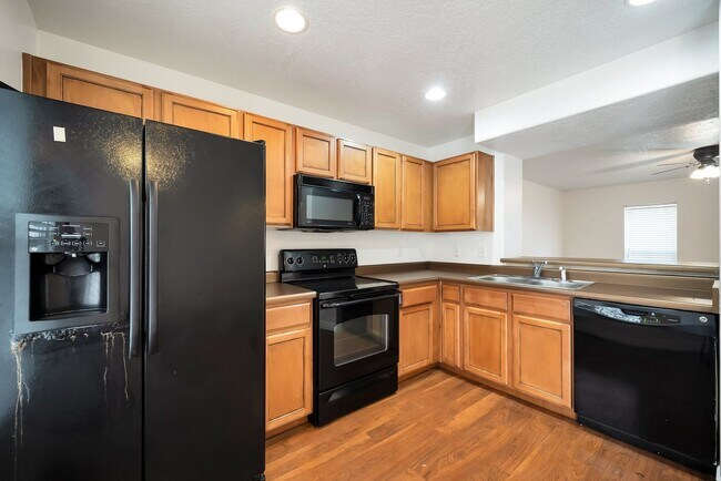 Photo - Awesome Townhome in Iverness Square in Murray