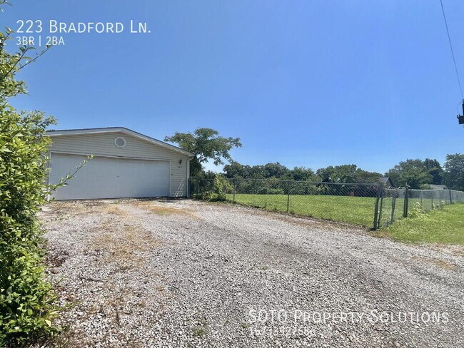 Foto del edificio - 223 Bradford Ln