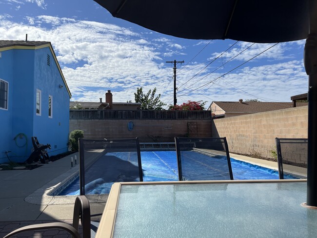 piscina con cubierta solar - 2619 W 176th St