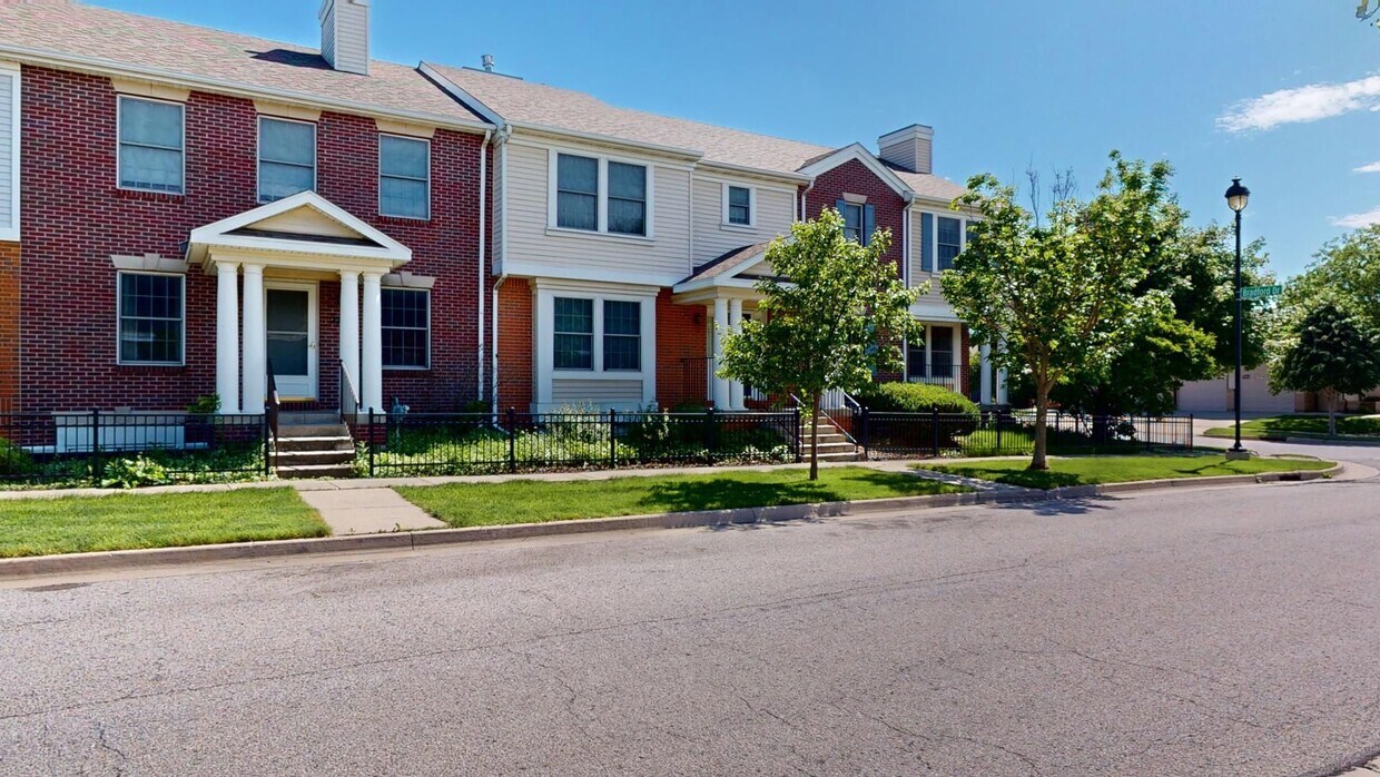 Primary Photo - 4 Bedroom, 3 bath Townhome In Trendy Somer...
