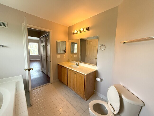Foto del edificio - 379 Wheatfield Cir