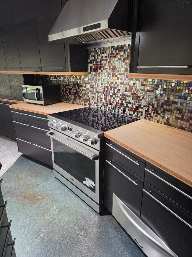 Foto del edificio - 228 51st Street Cir E
