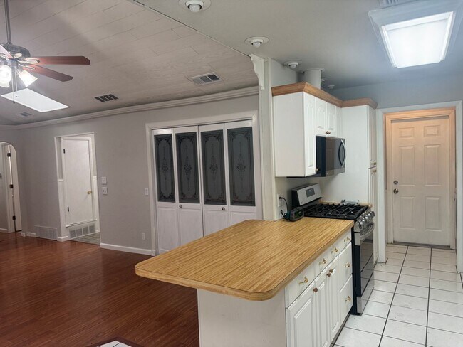 Foto del edificio - Lovely Crowley Home For Lease