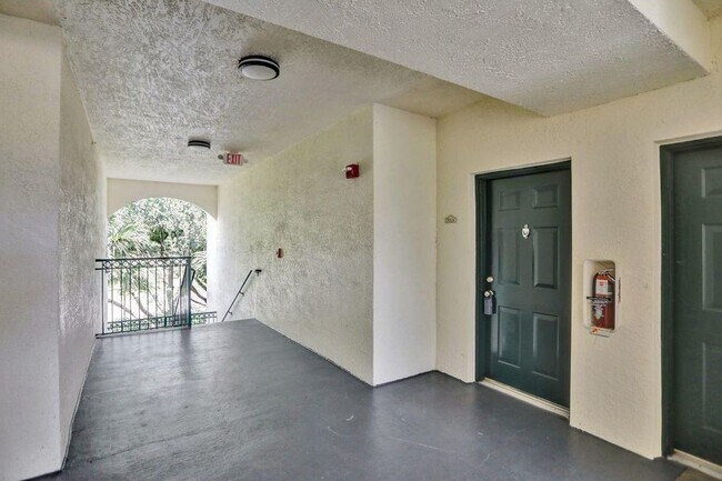 Foto del edificio - 9857 Baywinds Blvd