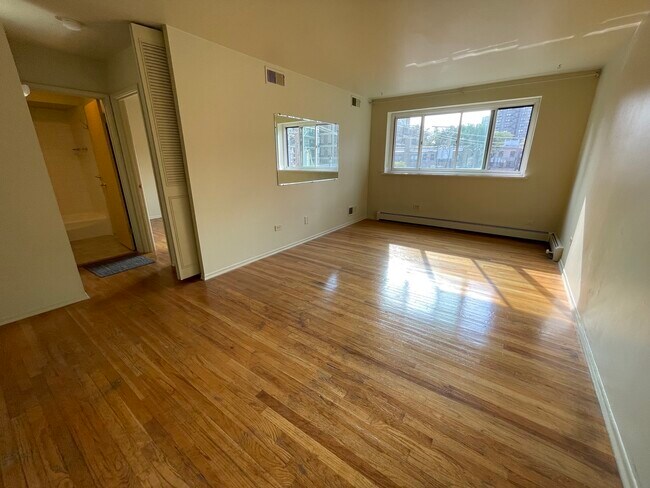 Building Photo - 515 W Wrightwood Ave
