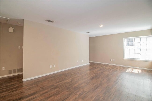 Foto del edificio - Amazing 2 Bed, 1.5 Bath- Half of Duplex Av...