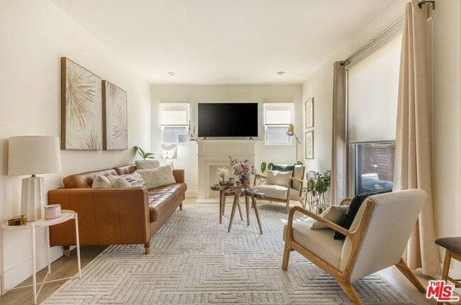 Foto del edificio - 4616 Rosewood Ave