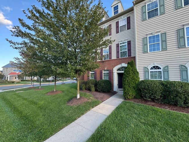 Foto del edificio - Gorgeous 2 Bed 2 Bath End-Unit Townhome In...