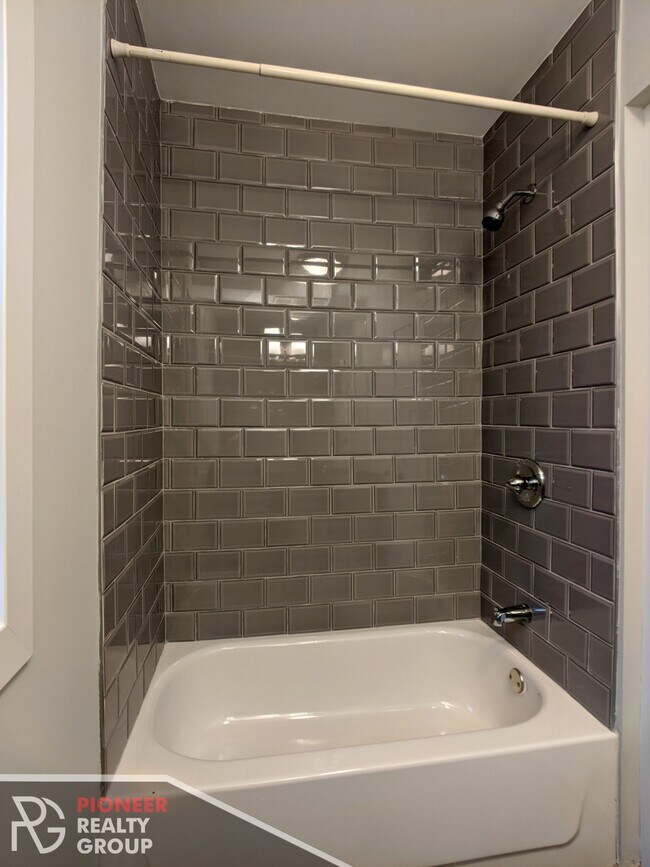Building Photo - 552 W Arlington Pl