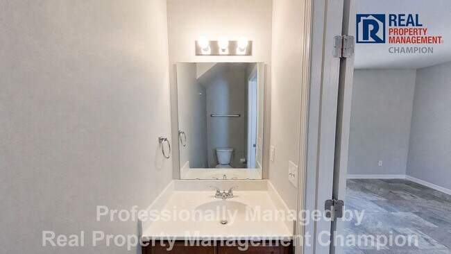 Building Photo - 3 BD/1.5 BA Home with Fresh Paint and New Carpet!