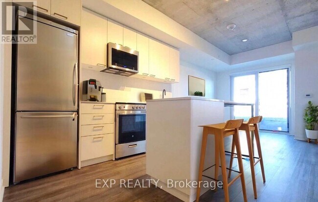 Photo du bâtiment - 1808 St Clair Ave W