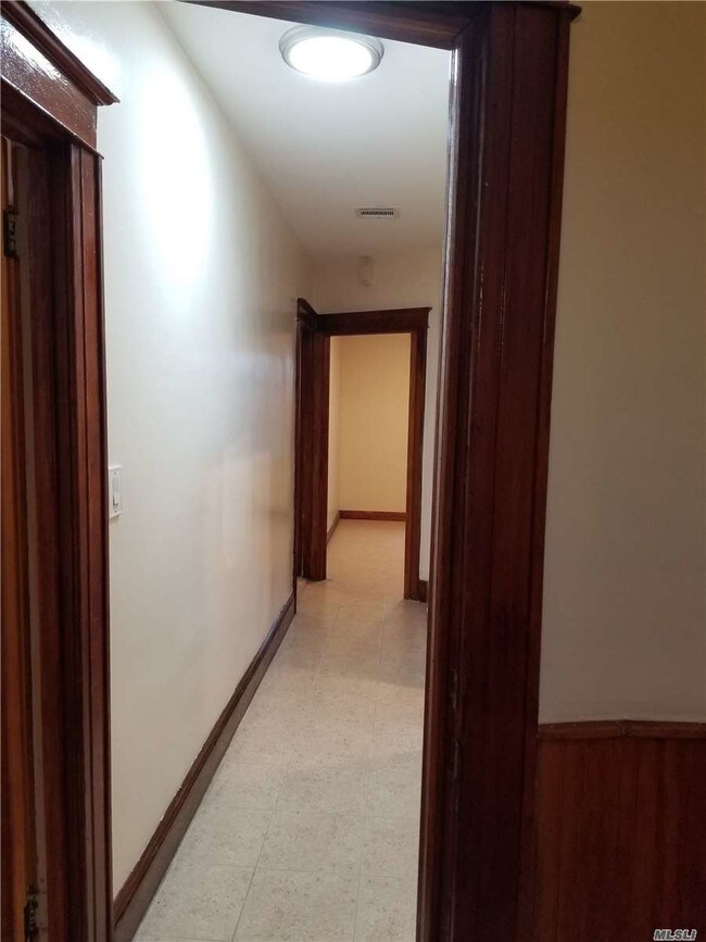 Foto del edificio - 64-20 Metropolitan Ave