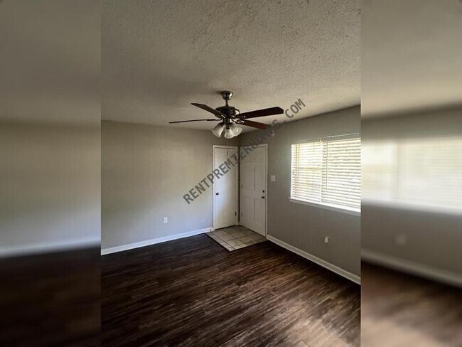 Foto del edificio - 404 Live Oak Dr