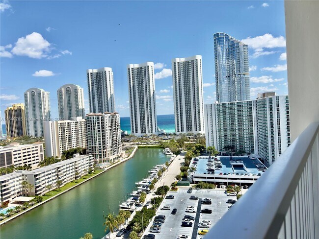 Foto del edificio - 300 Bayview Dr