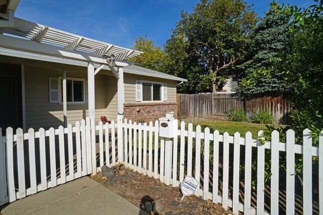 Building Photo - 2547 El Burlon Cir
