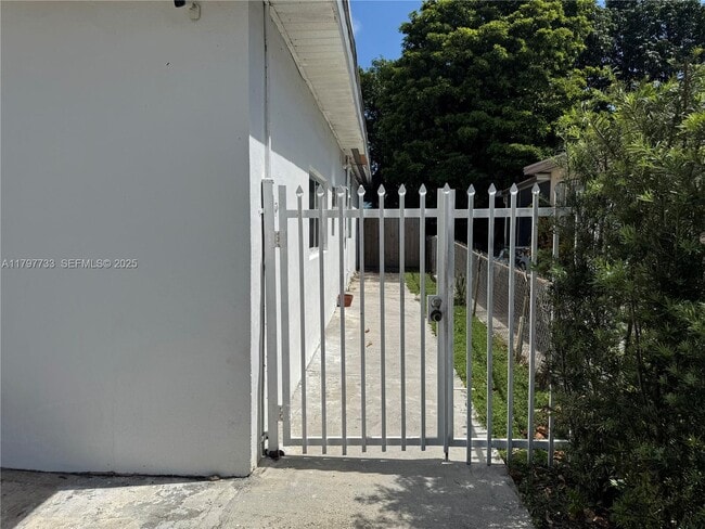 Foto del edificio - 320 NE 160th St