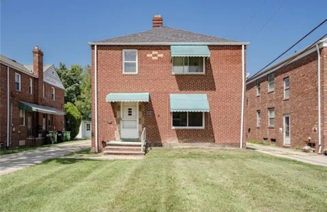 Front - 20431 Lake Shore Blvd