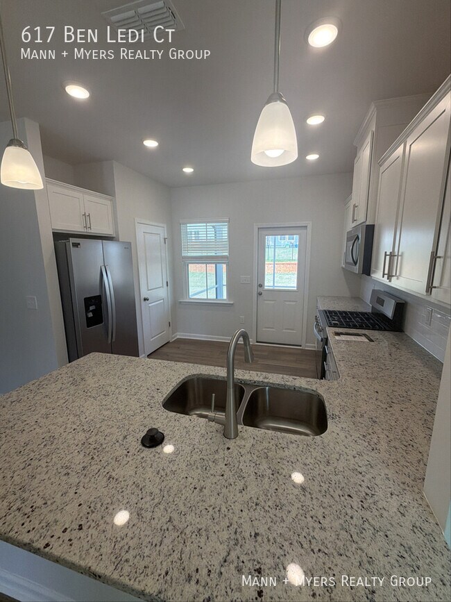 Building Photo - 617 Ben Ledi Ct