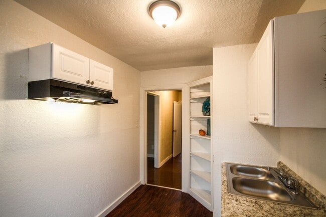 Building Photo - 932 Poinsettia St