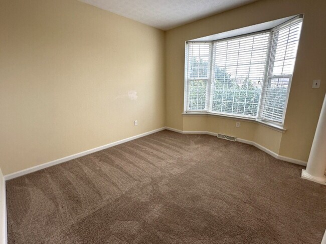 Foto del edificio - 4 Bedroom Colonial with 2-Car Garage in Westminster!