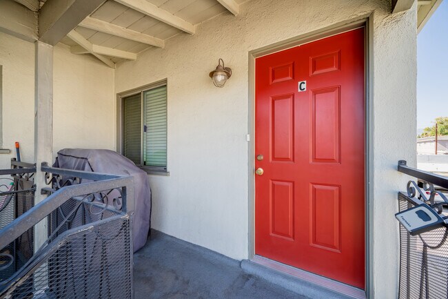 Unit Entrance - 533 E Chevy Chase Dr