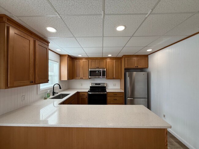 Foto del edificio - Three Bedroom, One and half bathroom, Atta...