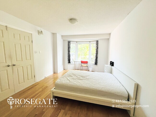 Building Photo - Pet-Friendly 4-Bedroom + Den Detached Home with 2 Parking Spaces – Scarborough
