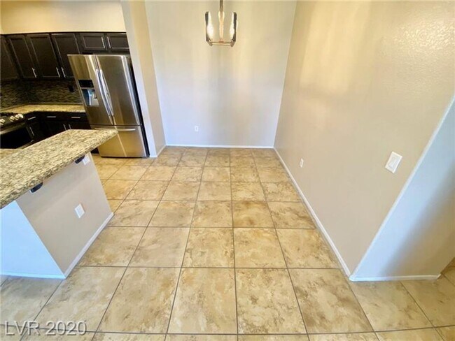 Building Photo - STUNNING 3 BEDROOM, 2 BATHROOM CONDO WITH ...