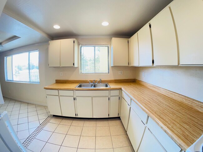Building Photo - 6804 N Armenia Ave