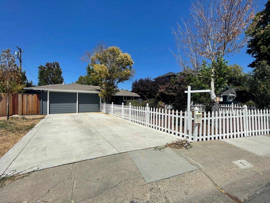 Foto principal - MENLO PARK - Well Maintained Home In Desir...