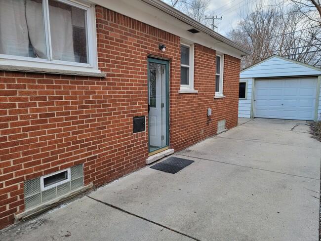 Entrada lateral - 11457 Leverne