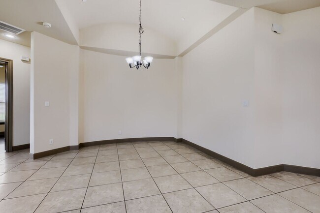 Foto del edificio - Luxury 4-Bedroom Home with Chef's Kitchen & Outdoor Living