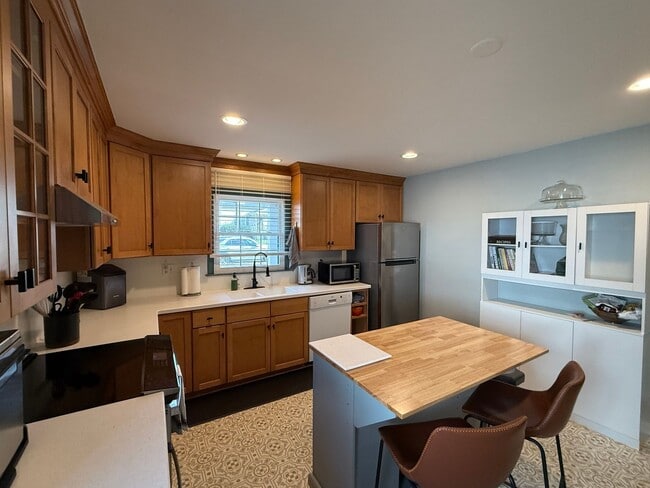 Foto del edificio - Fantastic Home Near Three Chopt and Patterson Available in January