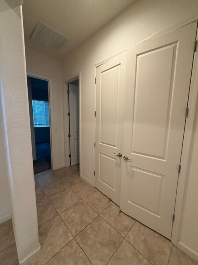 Foto del edificio - Beautiful 3 Bedroom and 2 Bathroom Home in Natomas $2,995.00