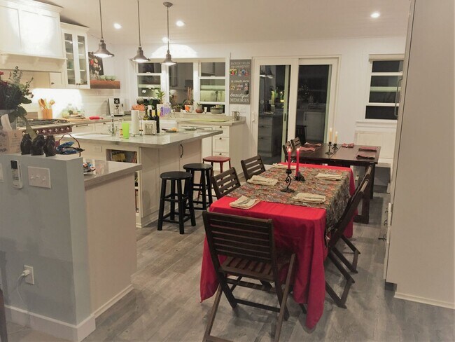 Building Photo - Fantastic 2 Bed/2 Bath Beach house - Just ...