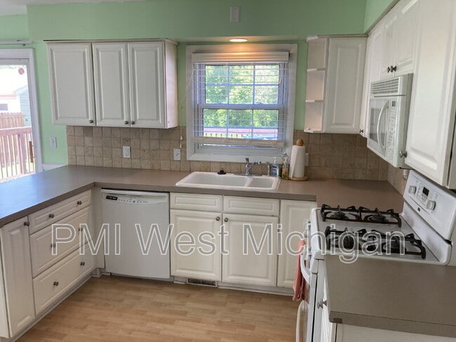 Building Photo - 1013 Worcester Dr NE