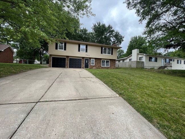 Building Photo - Beautiful Home with Two Living Rooms and Plenty of Outdoor Space