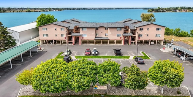 Building Photo - Lake Front Condo! Available NOW!