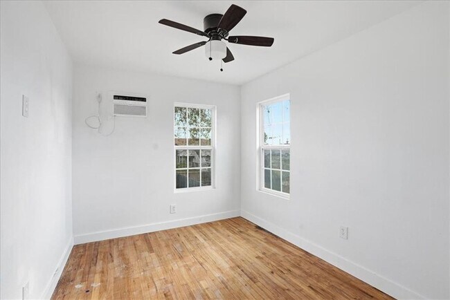 Building Photo - Upscale, Fully Remodeled 1 Bed / 1 Bath – Modern Living