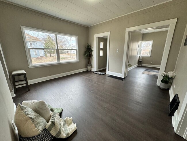 Building Photo - 3 bedroom 1 bedroom home for rent