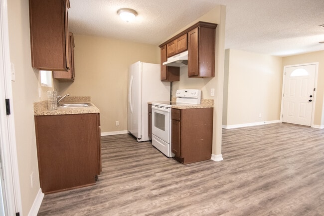 Building Photo - 7817 Walnut Dr
