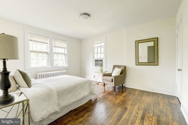 Foto del edificio - 3721 Windom Pl NW