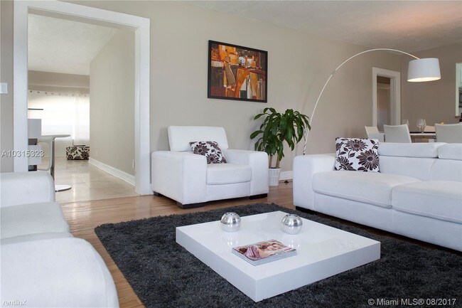 Foto del edificio - 820 NE 82nd St