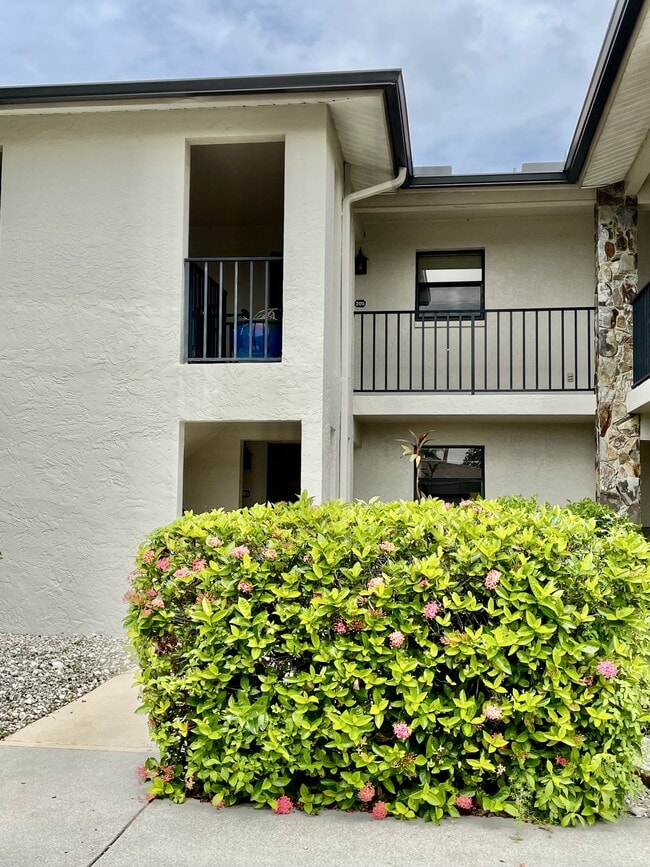 Building Photo - 12498 Riverside Dr