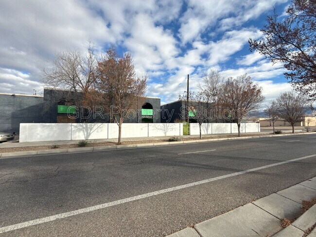 Foto del edificio - 309 Sierra Dr SE