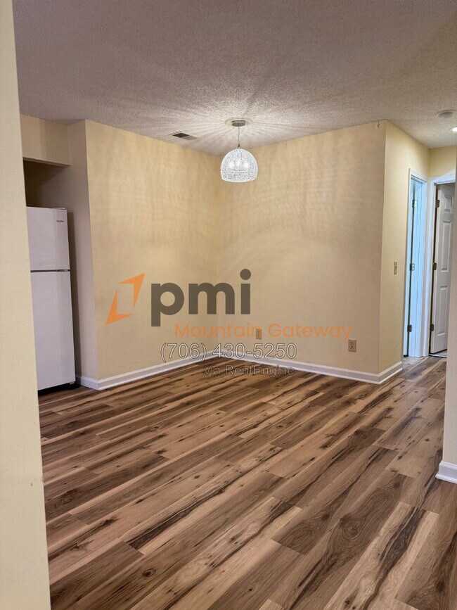 Foto del edificio - 134 Primrose Dr