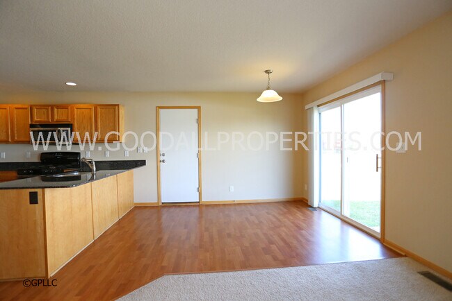 Building Photo - 3-Bedroom, 2.5-Bath Home in Urbandale with Attached 2-Car Garage